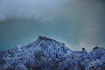 Meteorite-like rocks at the crater base © DODO HAWE