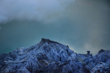 Meteorite-like rocks at the crater base © DODO HAWE