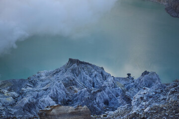 Meteorite-like rocks at the crater base © DODO HAWE