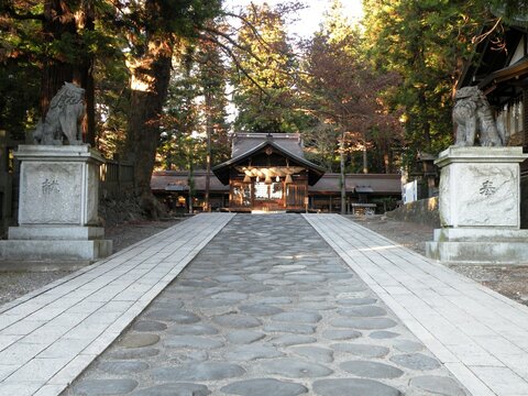 旧中山道の風景　下諏訪宿（諏訪大社秋宮）