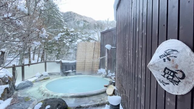 長野県 白骨温泉 雪化粧した山々を見渡す開放感あふれる乳白色の雪見露天風呂