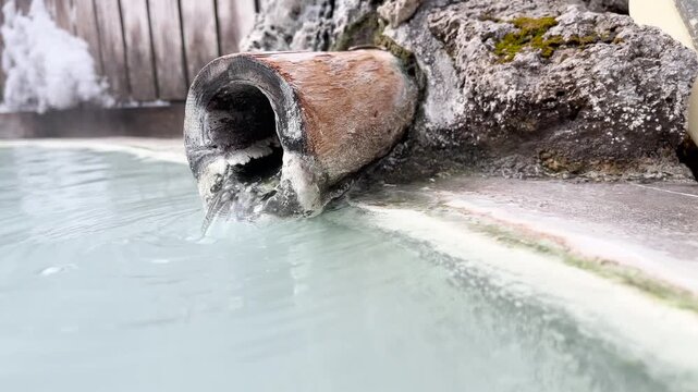 長野県 白骨温泉 風情ある岩の湯口から注がれる乳白色の源泉かけ流し