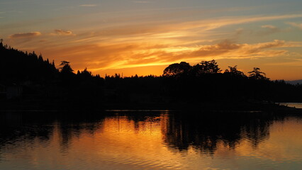 Obraz premium sunset, lake, water, sky, sun, nature, landscape, river, clouds, reflection, evening, calm, cloud, dusk, trees, beautiful, orange, summer, dawn, silhouette