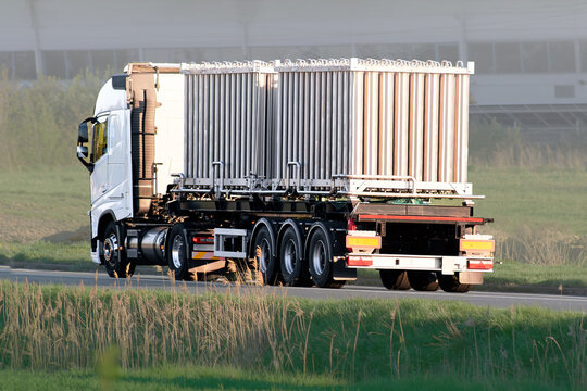 Truck carrying high-pressure storage cylinders