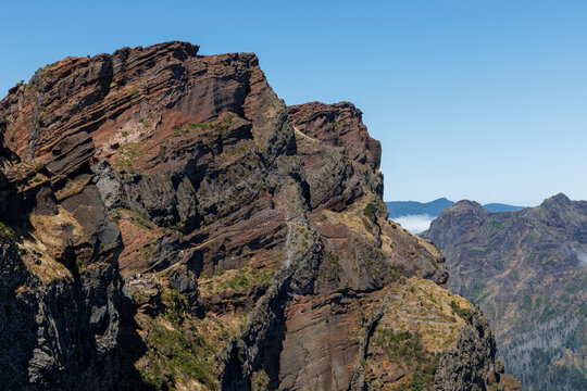 Randonneurs sur une cr&ecirc;te entre Pico do Areeiro et Pico do Ruivo &agrave; Mad&egrave;re