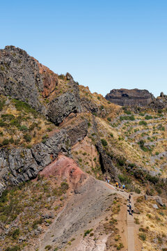Randonneurs sur le sentier PR1 entre roches volcaniques au Pico do Areeiro &agrave; Mad&egrave;re