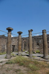 Obraz premium Ancient columns stand at the ruins of Pompeii
