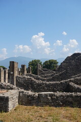 Obraz premium Ancient Roman ruins of Pompeii on a sunny day