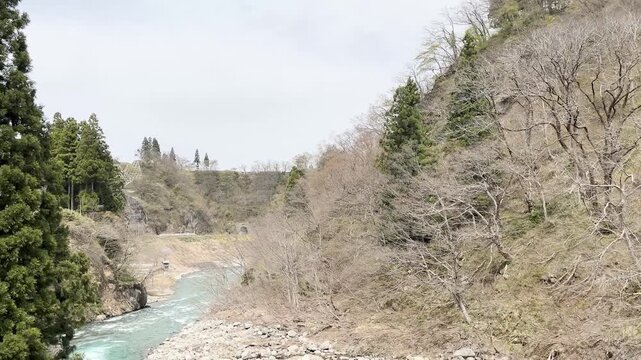 新潟 日本三大峡谷・清津峡の雄大な岩肌からエメラルドグリーンの清津川へとパンする絶景