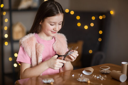 DIY gift handmade Christmas tree decorations: toy snowflakes made from toilet paper rolls. paper craft for kids. create art for children.