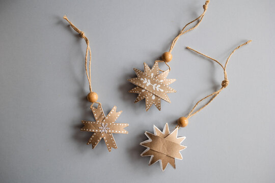 DIY gift handmade Christmas tree decorations: toy snowflakes made from toilet paper rolls. paper craft for kids. create art for children.