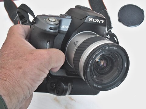 Photographer holding a Sony Alpha 550 DSLR camera