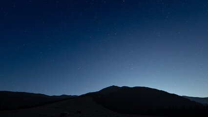 Obraz premium Glowing Christmas star above a peaceful mountain landscape