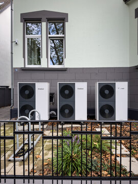 Eine Kaskade mit 6 W&auml;rmepumpen vor einem Altbau Mehrfamilienhaus in Oberhausen, Deutschland