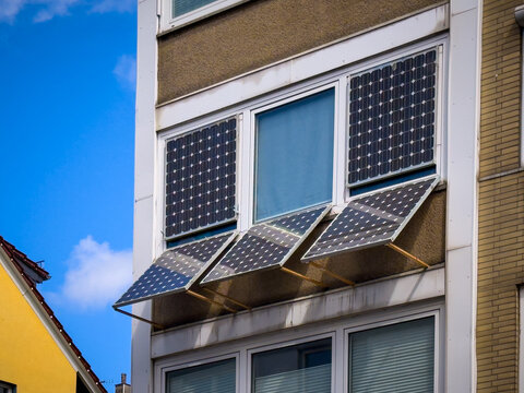 Ungew&ouml;hnliche Konstruktion von Solarpanelen an Fenstern und einer Fassade in Remscheid, Deutschland