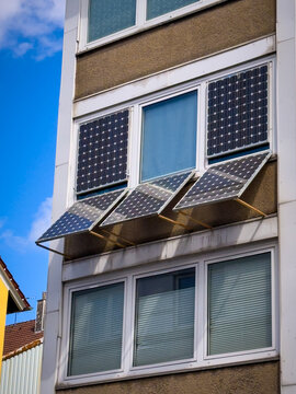 Ungew&ouml;hnliche Konstruktion von Solarpanelen an Fenstern und einer Fassade in Remscheid, Deutschland