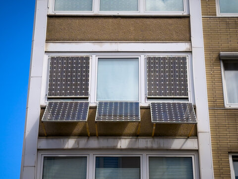Ungew&ouml;hnliche Konstruktion von Solarpanelen an Fenstern und einer Fassade in Remscheid, Deutschland