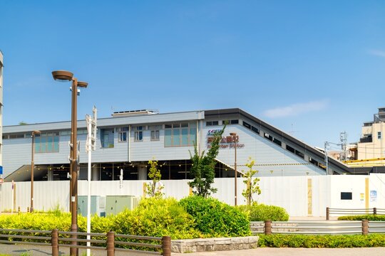 京王線・芦花公園駅（高架化工事中 2026　仮設駅舎）
