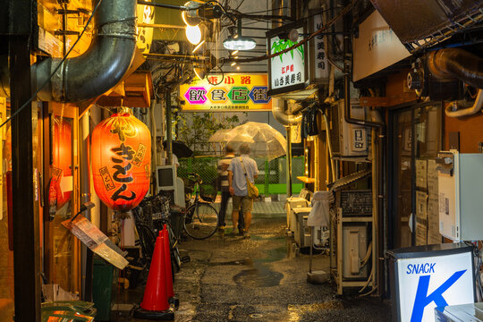 大井町駅前のノスタルジックな雨のストリート