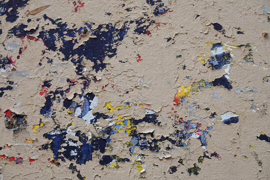 Mur textur&eacute; avec peinture &eacute;caill&eacute;e et couches de couleurs sous-jacentes