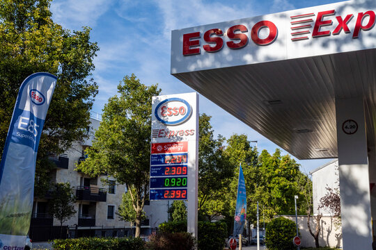 Panneau d'affichage des prix station Esso