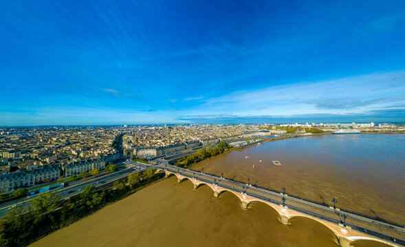 FRANCE. GIRONDE 33 BORDEAUX, AN AERIAL VIEW OF THE CITY AND THE PIERRE BRIDGE, WHICH SPANS THE GARONNE RIVER