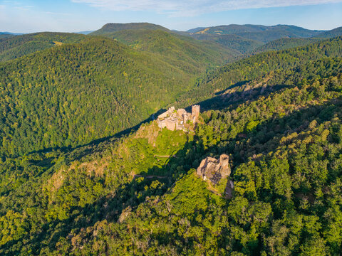HAUT-RHIN 68 RIBEAUVILLE, MASSIF DES VOSGES, VUE AERIENNE DES TROIS CHATEAUX AU LEVER DU SOLEIL EN ETE. AU PREMIER PLAN LE CHATEAU DU GIRSBERG ET AU SECOND PLAN LE CHATEAU DE SAINT-ULRICH.