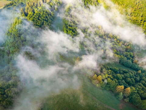 VOSGES 88 LE COL DU ROUGE-GAZON SAINT-MAURICE-SUR-MOSELLE DANS LA BRUME UN MATIN DE PRINTEMPS ET VUE DU CIEL.