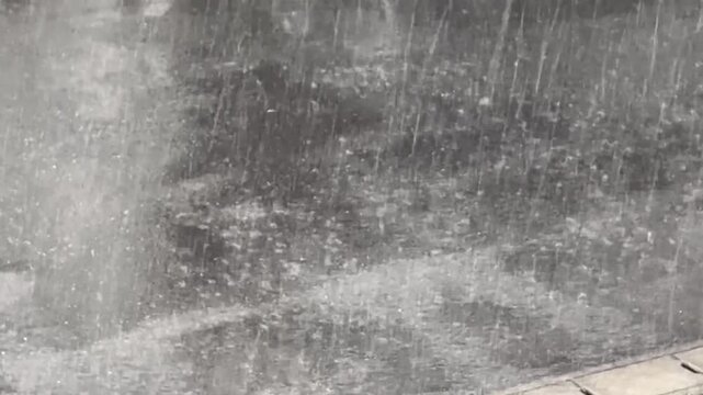 地面に叩きつける土砂降りの大雨