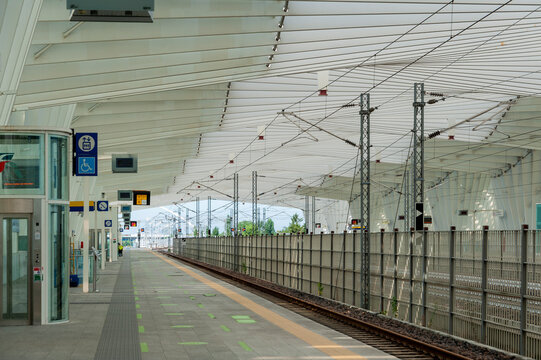  Reggio Emilia, Italia, Stazione ferroviaria - 01 Settembre 2020:Stazione ferroviaria Mediopadana progettata dal famoso architetto Calatrava. Trenitalia, Frecciarossa, Alta velocit&agrave;, Italo.