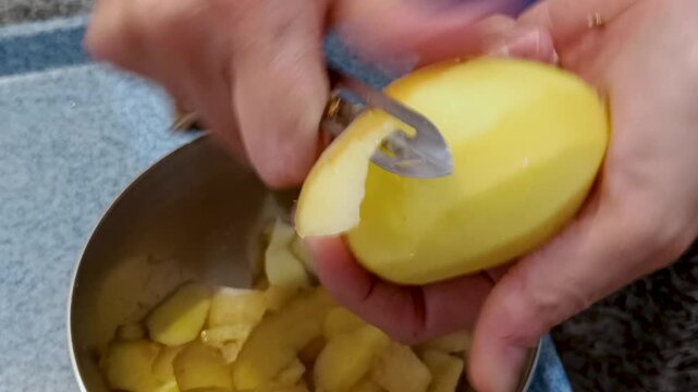 &Eacute;pluchage manuel d&rsquo;une pomme terre