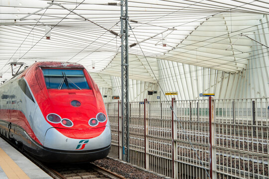  Reggio Emilia, Italia, Stazione ferroviaria - 01 Settembre 2020:Stazione ferroviaria Mediopadana progettata dal famoso architetto Calatrava. Trenitalia, Frecciarossa, Alta velocit&agrave;, Italo.
