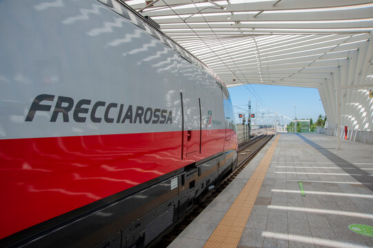  Reggio Emilia, Italia, Stazione ferroviaria - 01 Settembre 2020:Stazione ferroviaria Mediopadana progettata dal famoso architetto Calatrava. Trenitalia, Frecciarossa, Alta velocit&agrave;, Italo.