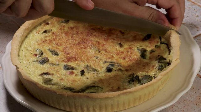 Part d'une quiche aux courgettes et pesto