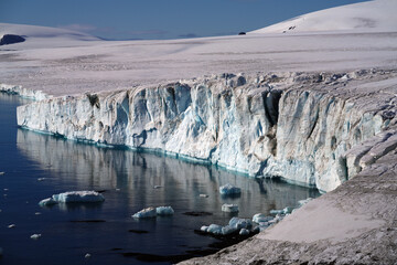 Ile de Brown Bluff dans la presqu'ile.Antarctique et la mer de Weddell © Laurent JAMIN