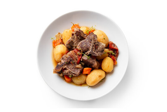 Piatto con stufato di carne di pecora con verdure, Cucina Sarda, Cibo Italiano 