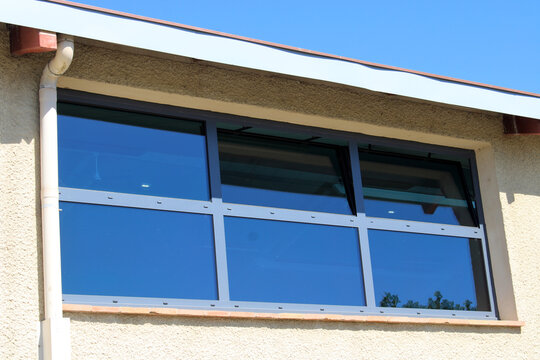 Ensemble de fen&ecirc;tres en aluminium gris anthracite avec ch&acirc;ssis fixes et ouvrants oscillo-battants