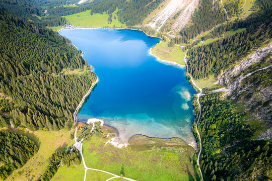 Austria, Tirol, Tannheimer Tal, aerial view to lake Vilsalpsee with Aggenstein mountain and Sulzspitze, Gaishorn