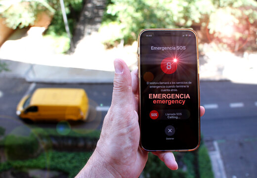 Llamada SOS emergencia tel&eacute;fono m&oacute;vil llamando emergency, auxilio, socorro y ayuda smartphone calling urgencia pantalla celular