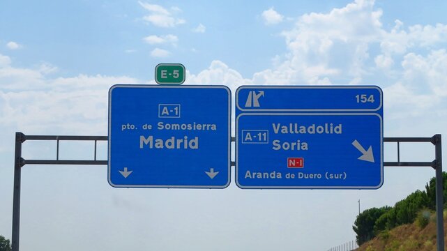 A directional road sign on the A1 motorway in Spain indicating the direction to Puerto de Somosierra and Madrid, as well as exit 154 to Valladolid, Soria, and Aranda de Duero.September 12, 2026