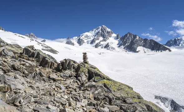 Cairns on the hiking trail, Glacier du Tour, glacier and mountain peaks, high alpine landscape, left Aiguille du Chardonnet, Chamonix, Haute-Savoie, France