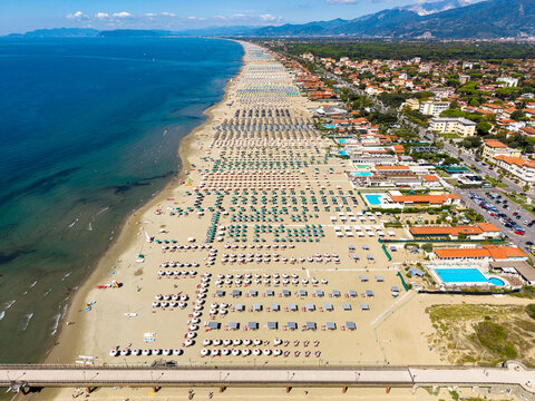 La grande plage de Marina di Pietrasanta vue du ciel