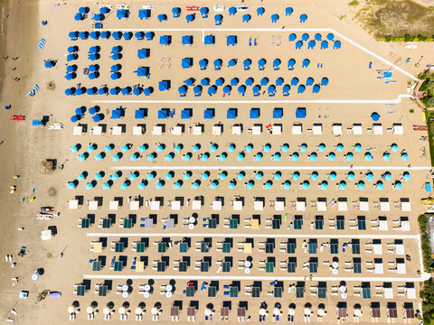 Les parasols de la plage de Marina di Pietrasanta vus du ciel