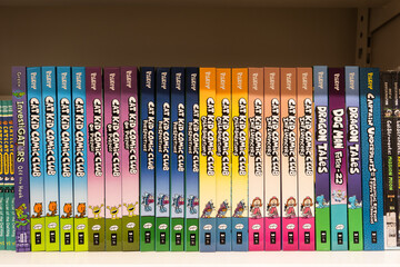 Obraz premium Toronto, Canada - June 18, 2026: Shelf with Cat Kid Comic Club, Dragon Tales, Dog Man, Investigators, and Captain Underpants books