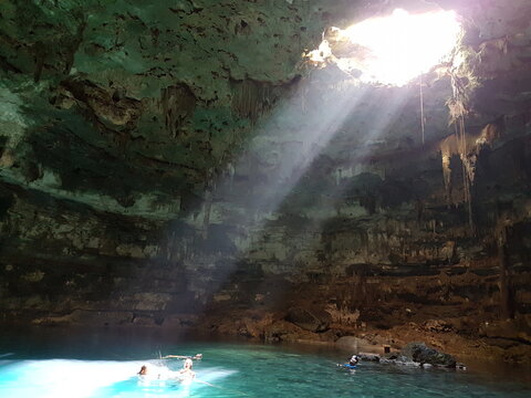 La lumi&egrave;re du soleil irradiant les eaux d'un cenote &agrave; travers son plafond &eacute;croul&eacute; (cenote Dzitnup, p&eacute;ninsule du Yucat&aacute;n, Mexique)