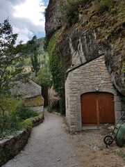 Dans l'une des ruelles du hameau de Castelbouc, un magnifique petit village semi-troglodytique accroché à la falaise du causse Méjean, dans les gorges du Tarn (Lozère) © Arnaud
