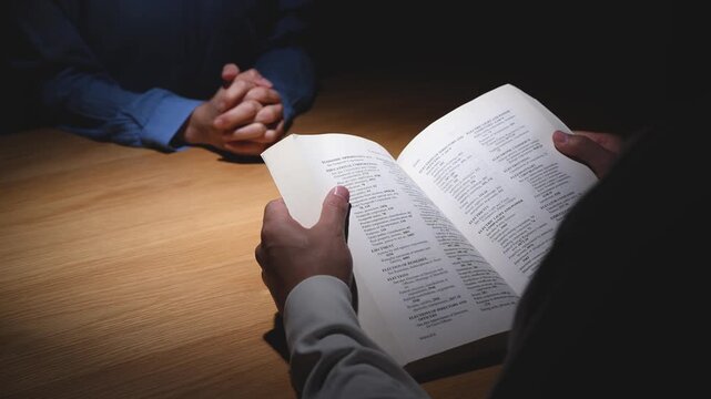 本を読み聞かせる男性　マインドコントロール