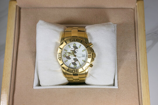 Eine goldene Uhr