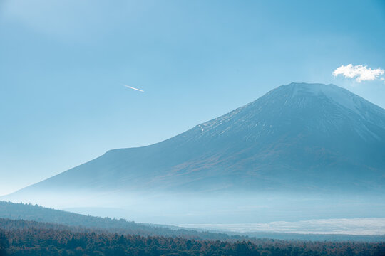 山中湖より望む早秋の富士山