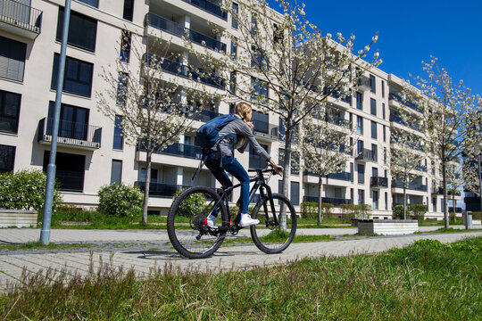 Junge Frau mit Fahrrad in der Stadt